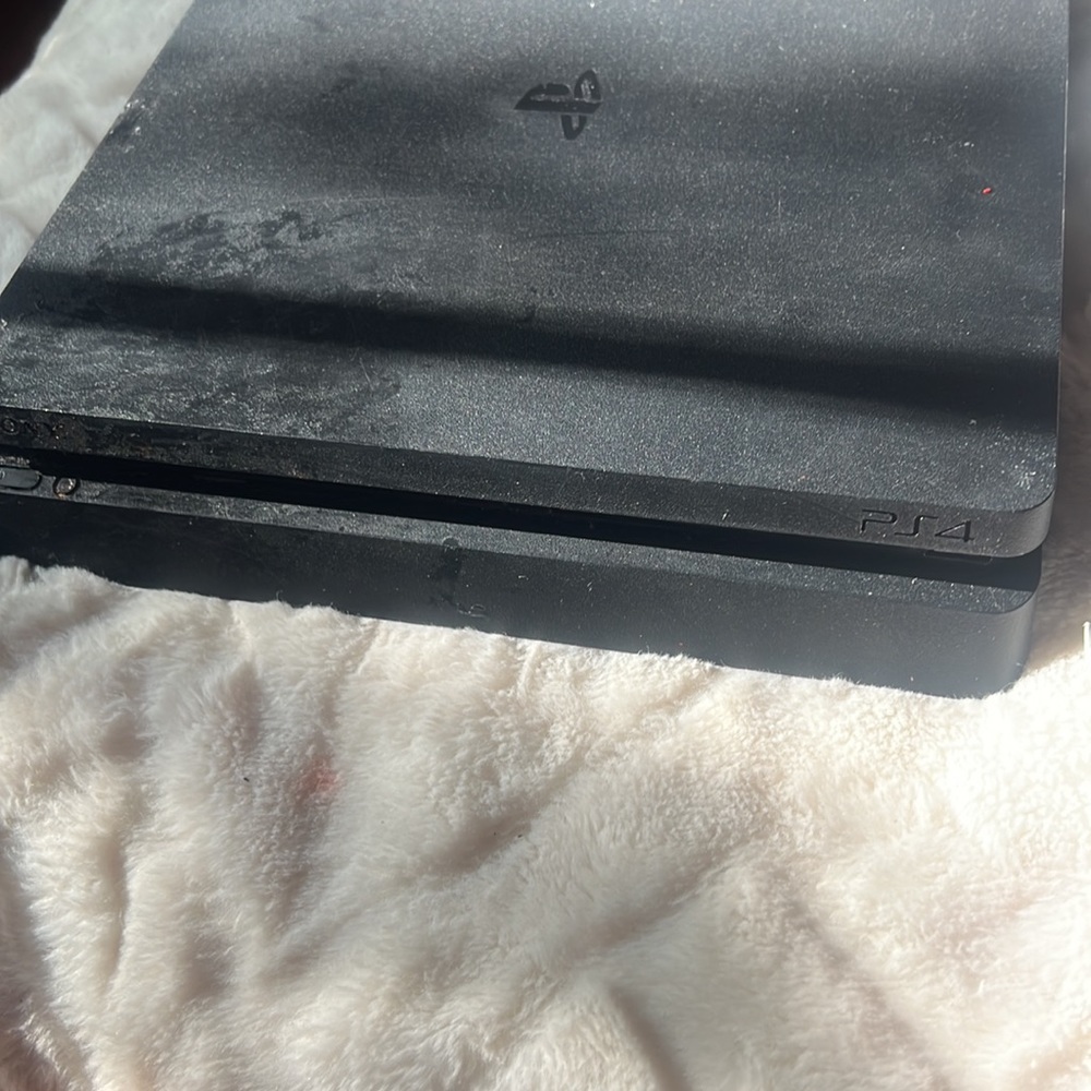 PS4 - Picture 2 of 2